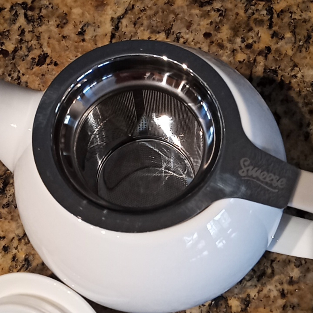 SWEESE Porcelain Tea Pot With Stainless Steel Infuser. 27 oz. Flawless Condition - Picture 6 of 16